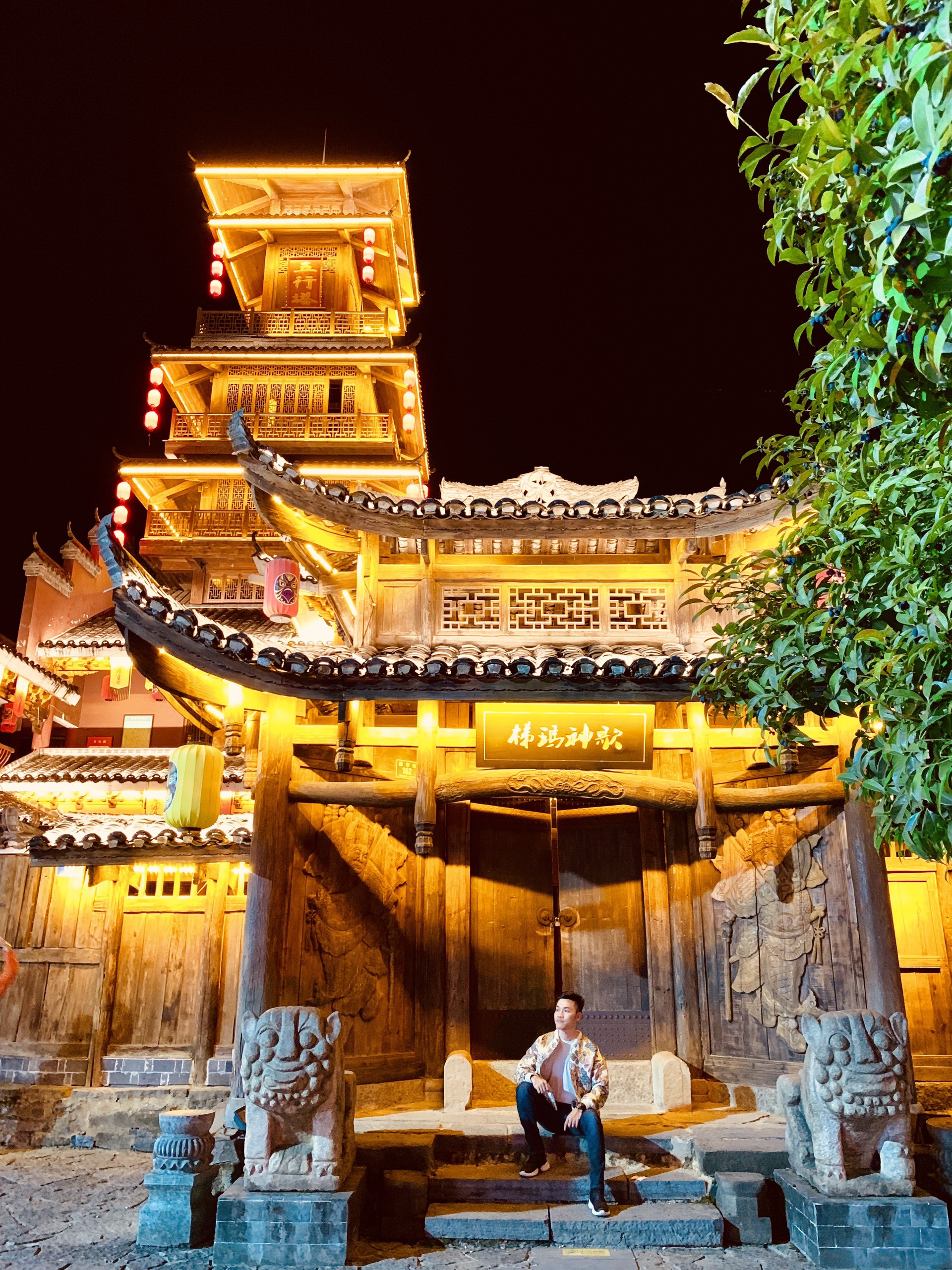 Chuyến du lịch Phượng Hoàng Cổ Trấn đẹp như phim cổ trang của chàng hướng dẫn viên 8x  - Ảnh 4.