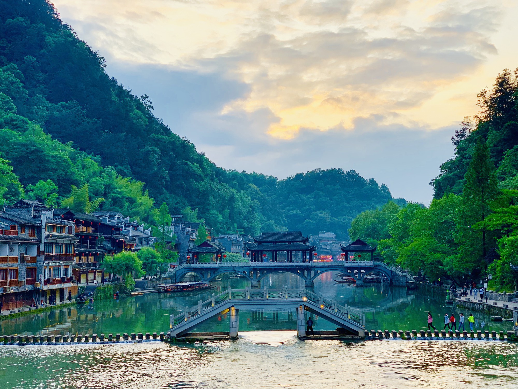 Chuyến du lịch Phượng Hoàng Cổ Trấn đẹp như phim cổ trang của chàng hướng dẫn viên 8x  - Ảnh 8.
