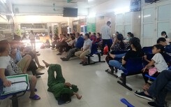 Bệnh nhân vật vờ chờ khám trong những ngày nắng nóng cực độ ở Hà Nội