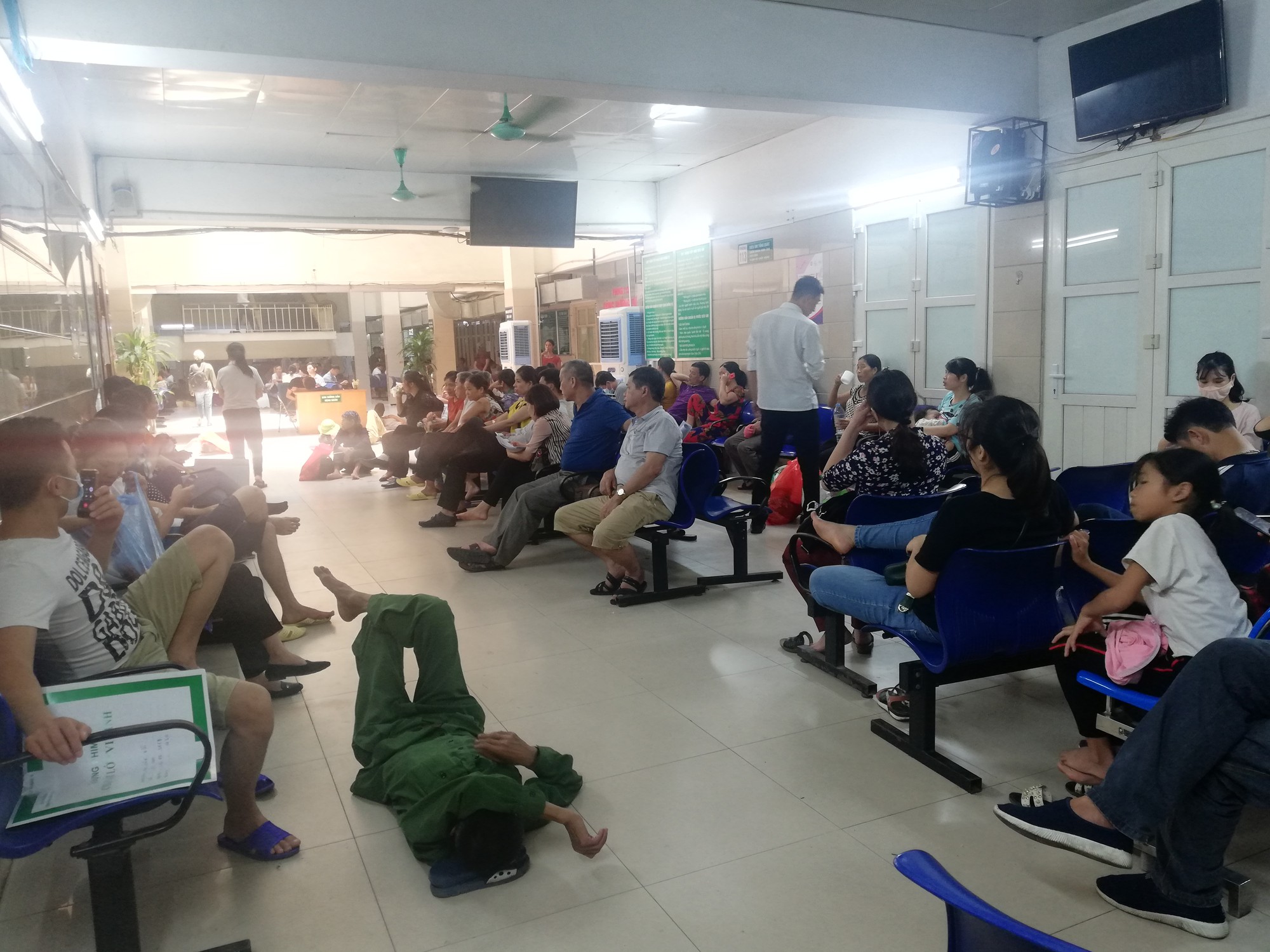 Bệnh nhân vật vờ chờ khám trong những ngày nắng nóng cực độ ở Hà Nội - Ảnh 3. Bệnh nhân vật vờ chờ khám trong những ngày nắng nóng cực độ ở Hà Nội - Ảnh 3.