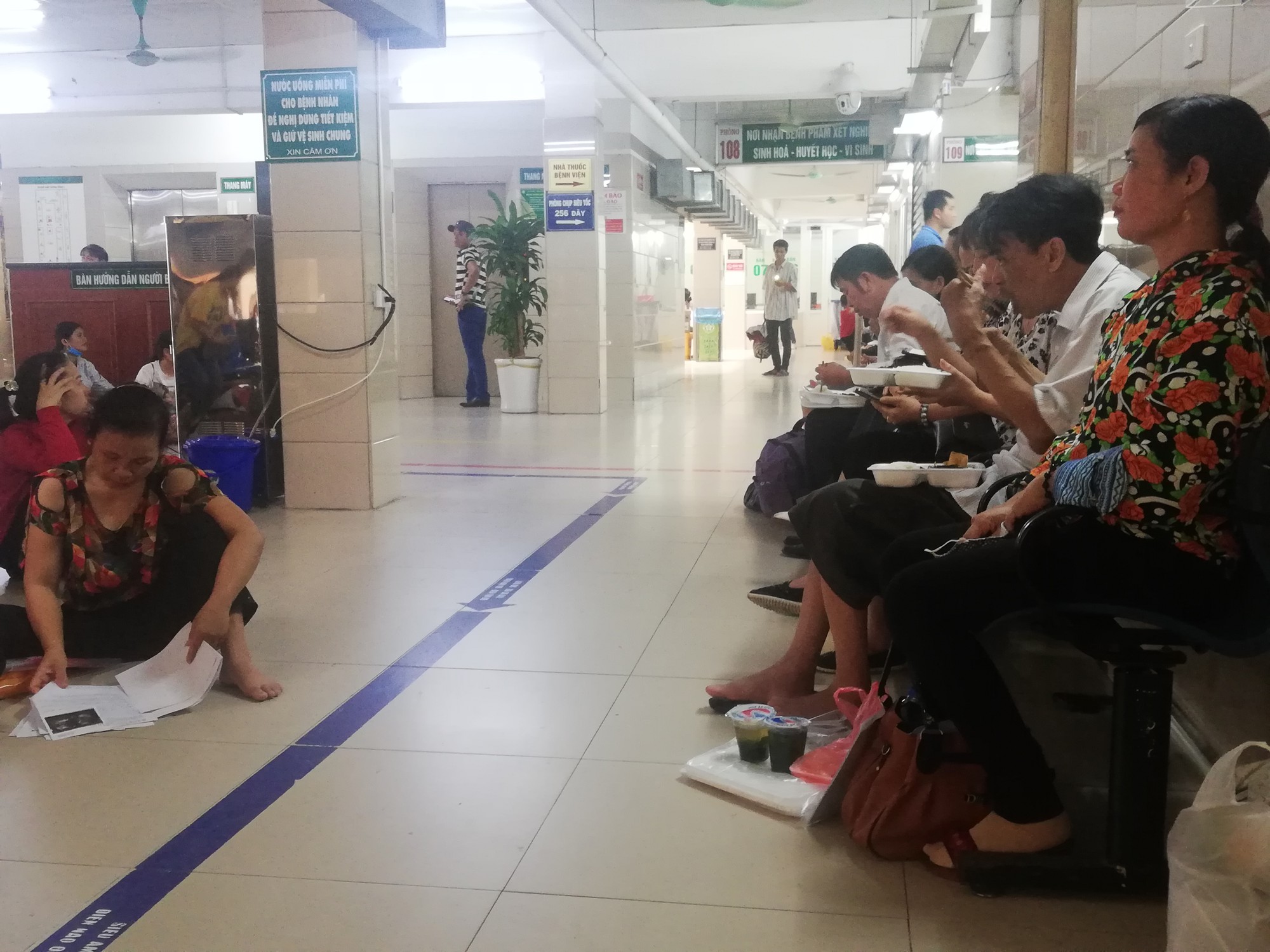 Bệnh nhân vật vờ chờ khám trong những ngày nắng nóng cực độ ở Hà Nội - Ảnh 4. Bệnh nhân vật vờ chờ khám trong những ngày nắng nóng cực độ ở Hà Nội - Ảnh 4.
