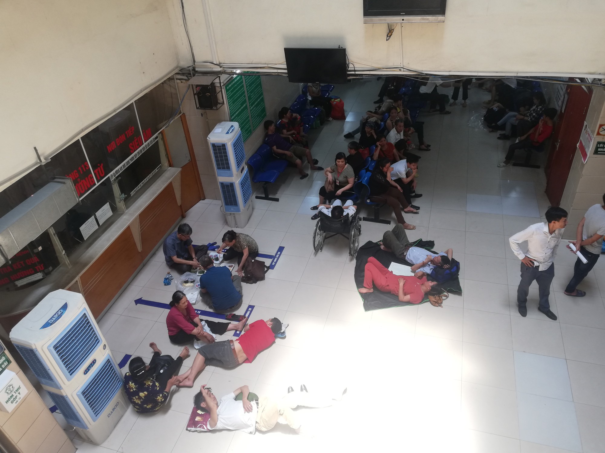 Bệnh nhân vật vờ chờ khám trong những ngày nắng nóng cực độ ở Hà Nội - Ảnh 7. Bệnh nhân vật vờ chờ khám trong những ngày nắng nóng cực độ ở Hà Nội - Ảnh 7.