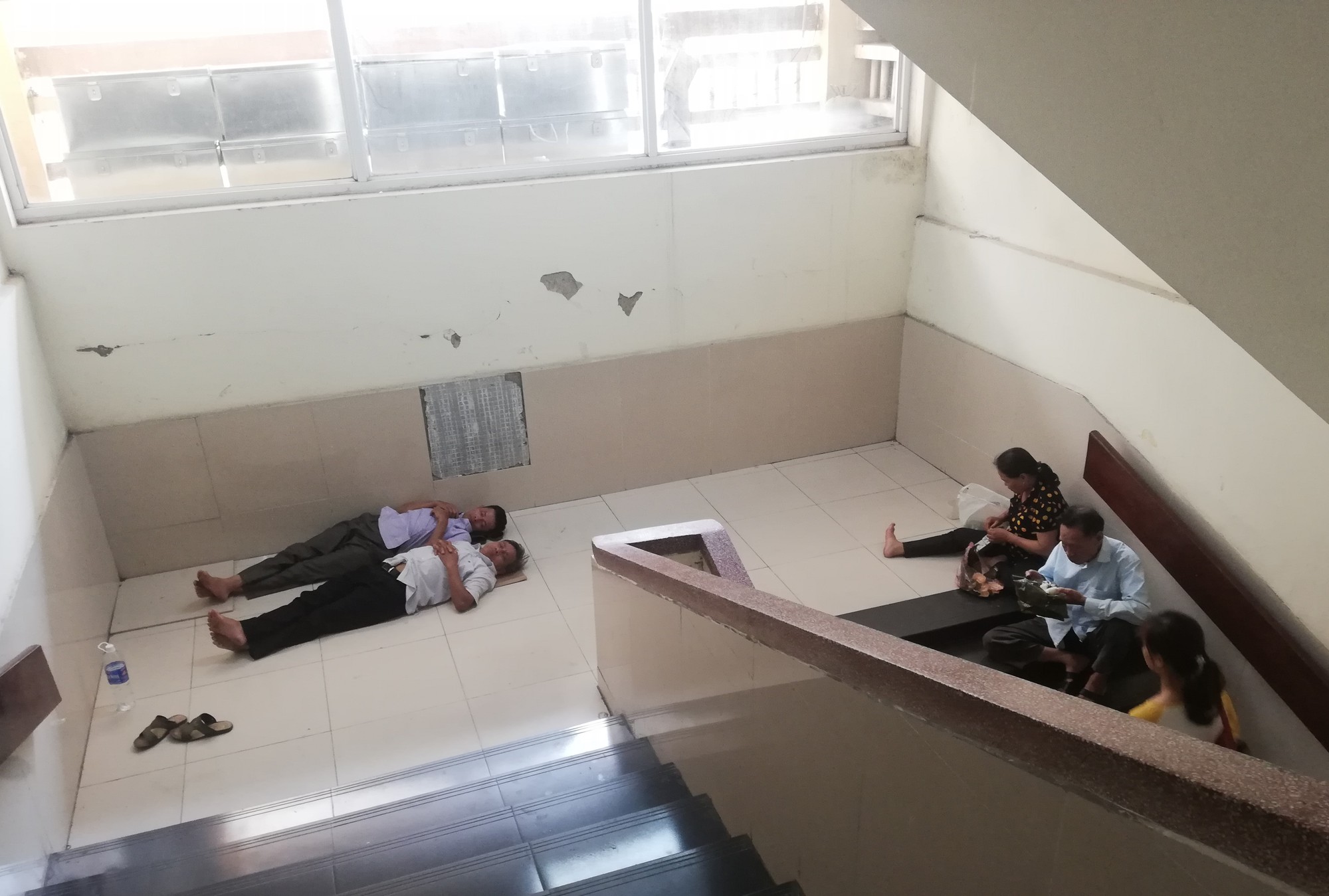 Bệnh nhân vật vờ chờ khám trong những ngày nắng nóng cực độ ở Hà Nội - Ảnh 6. Bệnh nhân vật vờ chờ khám trong những ngày nắng nóng cực độ ở Hà Nội - Ảnh 6.