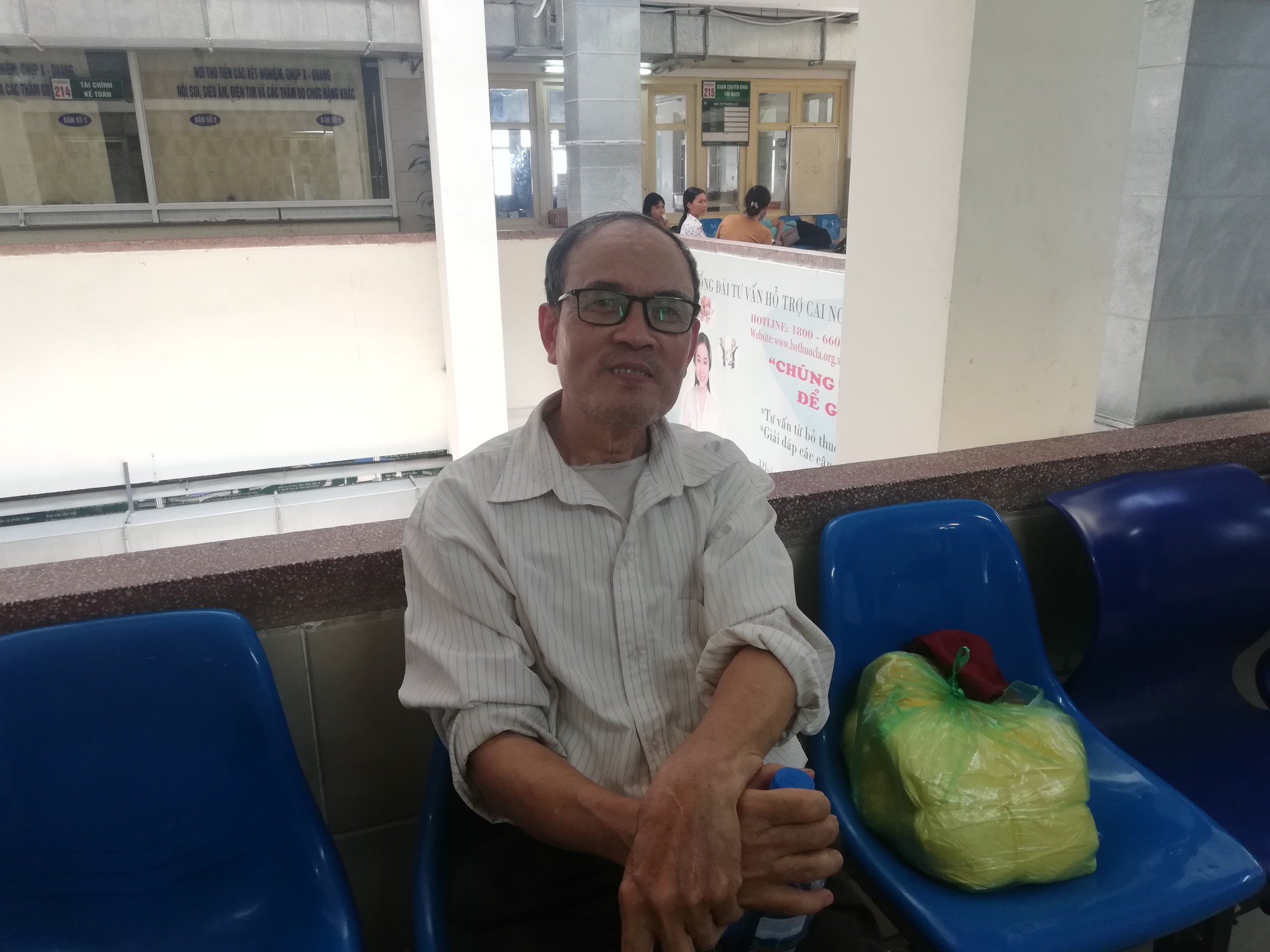 Bệnh nhân vật vờ chờ khám trong những ngày nắng nóng cực độ ở Hà Nội - Ảnh 5. Bệnh nhân vật vờ chờ khám trong những ngày nắng nóng cực độ ở Hà Nội - Ảnh 5.