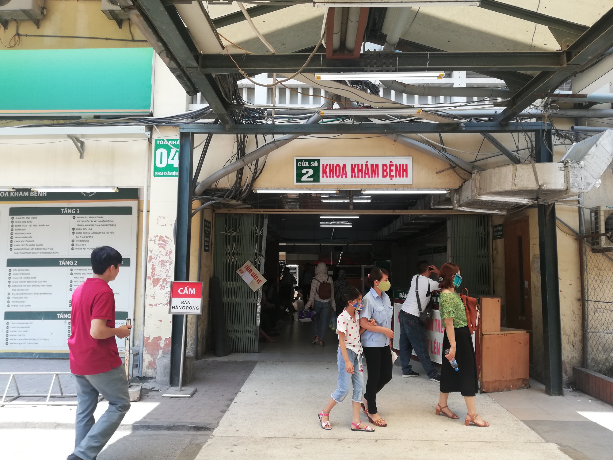 Bệnh nhân vật vờ chờ khám trong những ngày nắng nóng cực độ ở Hà Nội - Ảnh 1. Bệnh nhân vật vờ chờ khám trong những ngày nắng nóng cực độ ở Hà Nội - Ảnh 1.