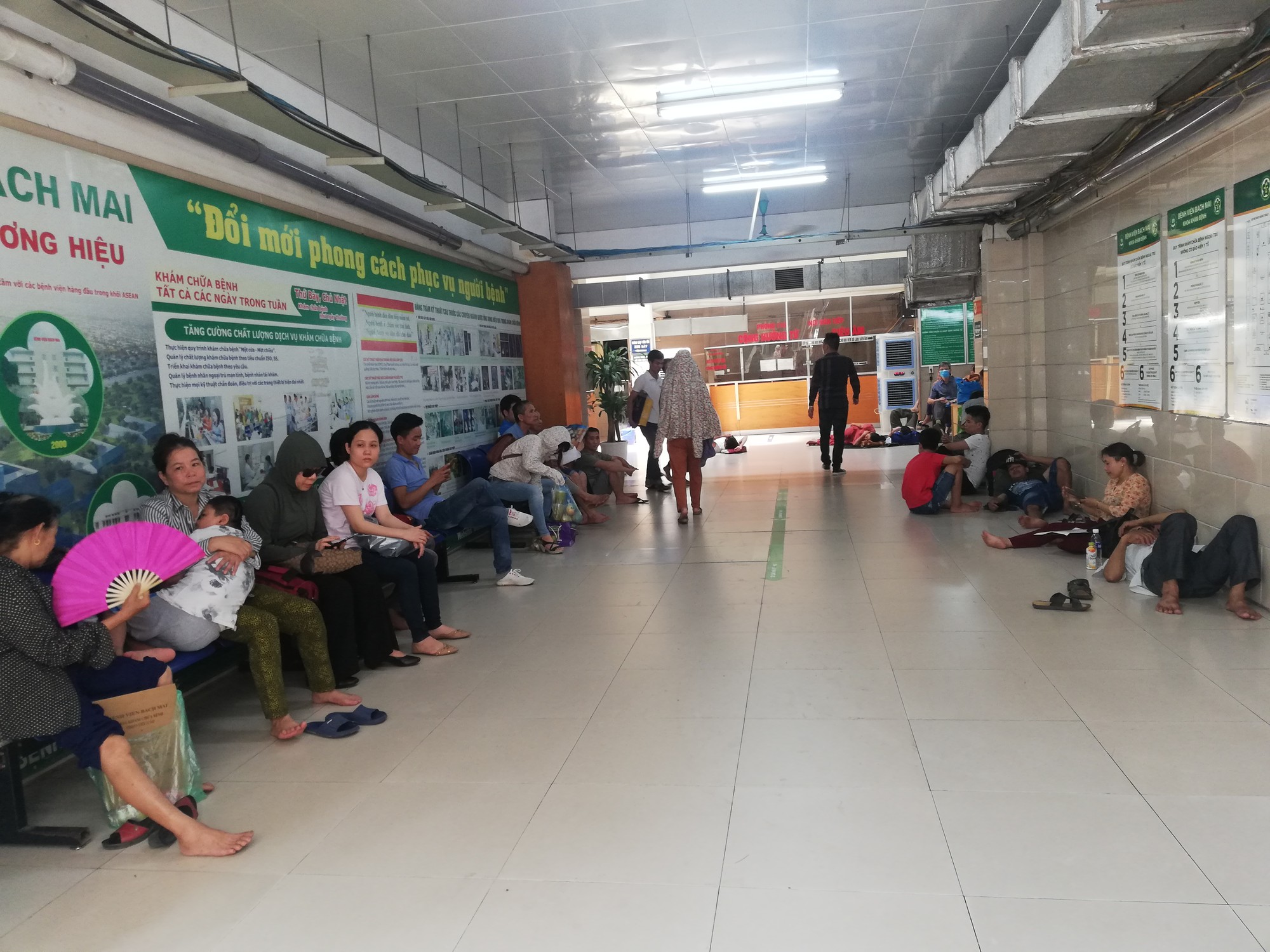 Bệnh nhân vật vờ chờ khám trong những ngày nắng nóng cực độ ở Hà Nội - Ảnh 2. Bệnh nhân vật vờ chờ khám trong những ngày nắng nóng cực độ ở Hà Nội - Ảnh 2.