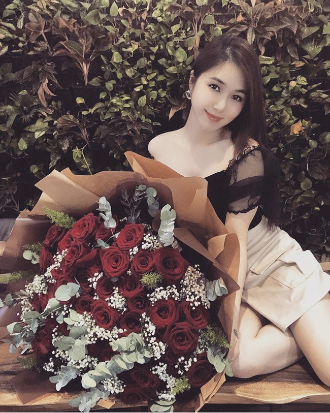 Sao Việt hôm nay (17/5): Hương Tràm tắt điện thoại; Nam Thư đáp trả antifan chỉ trích cô vô duyên khi làm MC Bạn muốn hẹn hò - Ảnh 1. Sao Việt hôm nay (17/5): Hương Tràm tắt điện thoại; Nam Thư đáp trả antifan chỉ trích cô vô duyên khi làm MC Bạn muốn hẹn hò - Ảnh 1.