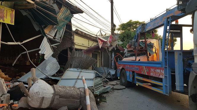 Ngủ gật, lái xe container đâm sập hàng loạt nhà dân - Ảnh 2. Ngủ gật, lái xe container đâm sập hàng loạt nhà dân - Ảnh 2.