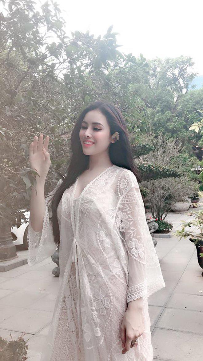 Sao Việt hôm nay (17/5): Hương Tràm tắt điện thoại; Nam Thư đáp trả antifan chỉ trích cô vô duyên khi làm MC Bạn muốn hẹn hò - Ảnh 2. Sao Việt hôm nay (17/5): Hương Tràm tắt điện thoại; Nam Thư đáp trả antifan chỉ trích cô vô duyên khi làm MC Bạn muốn hẹn hò - Ảnh 2.