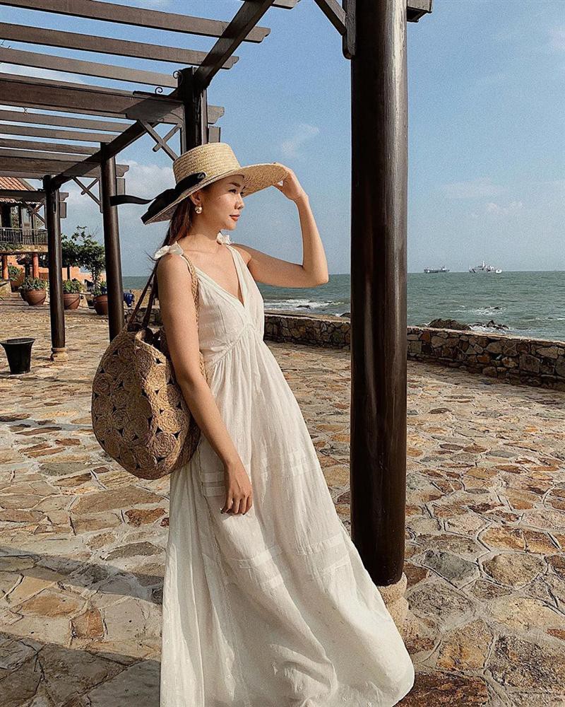 Sao Việt hôm nay (17/5): Hương Tràm tắt điện thoại; Nam Thư đáp trả antifan chỉ trích cô vô duyên khi làm MC Bạn muốn hẹn hò - Ảnh 4. Sao Việt hôm nay (17/5): Hương Tràm tắt điện thoại; Nam Thư đáp trả antifan chỉ trích cô vô duyên khi làm MC Bạn muốn hẹn hò - Ảnh 4.