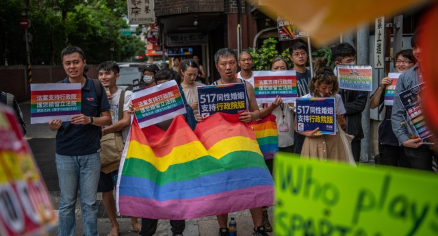 Khoảnh khắc vỡ òa của cộng đồng LGBT ở Đài Loan (Trung Quốc) khi hôn nhân đồng giới được công nhận - Ảnh 1.