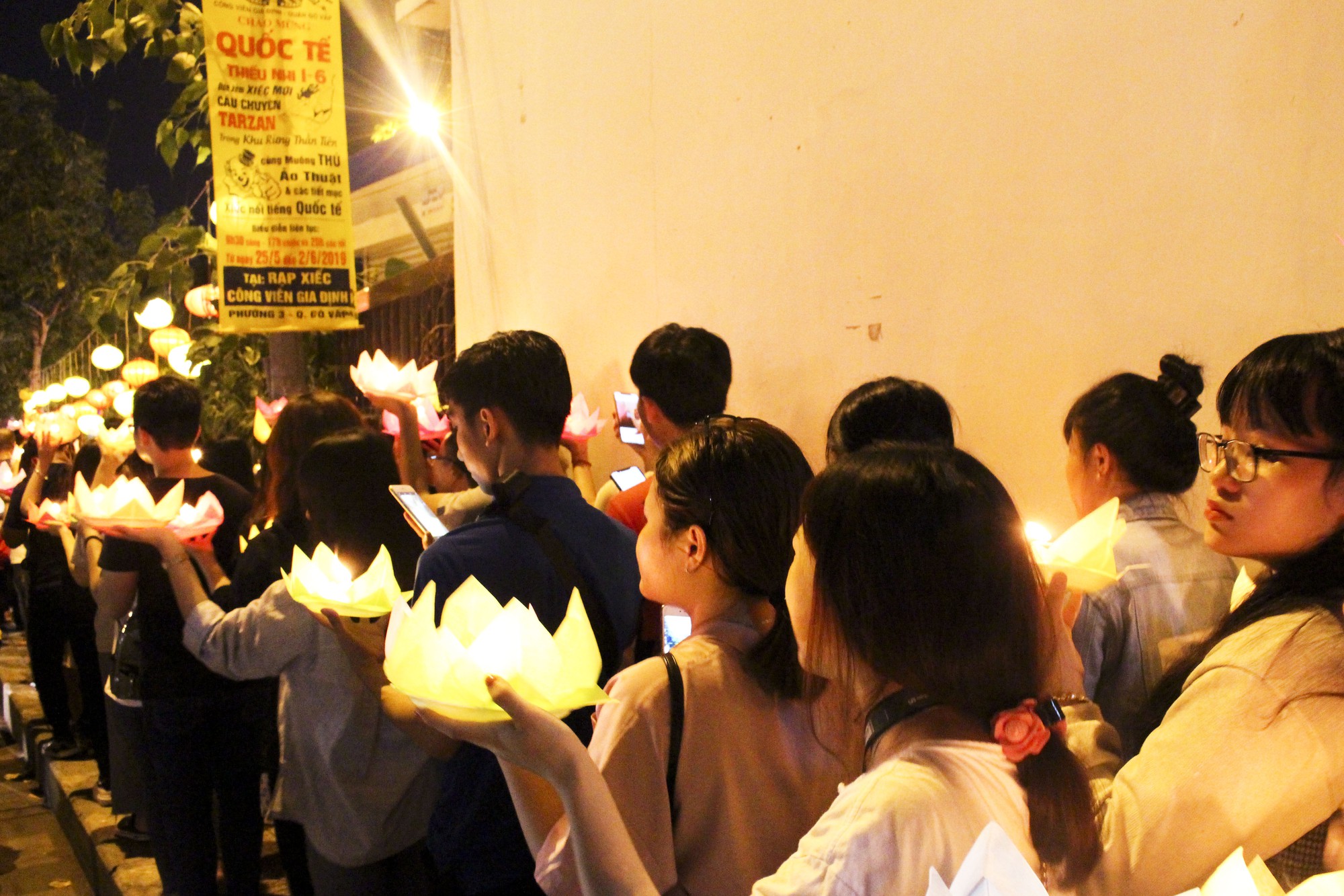 Chùa Pháp Hoa lung linh ngọn đèn hoa đăng ngày lễ Phật Đản - Ảnh 8. Chùa Pháp Hoa lung linh ngọn đèn hoa đăng ngày lễ Phật Đản - Ảnh 8.