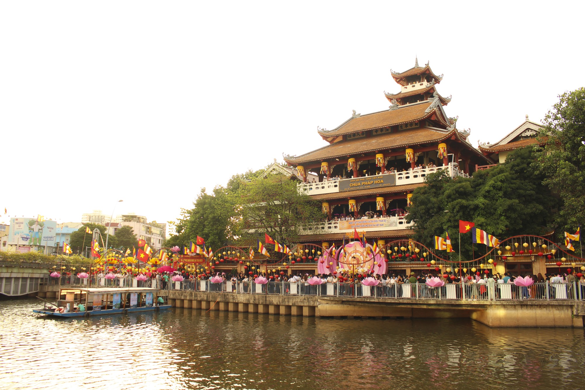Chùa Pháp Hoa lung linh ngọn đèn hoa đăng ngày lễ Phật Đản - Ảnh 1. Chùa Pháp Hoa lung linh ngọn đèn hoa đăng ngày lễ Phật Đản - Ảnh 1.