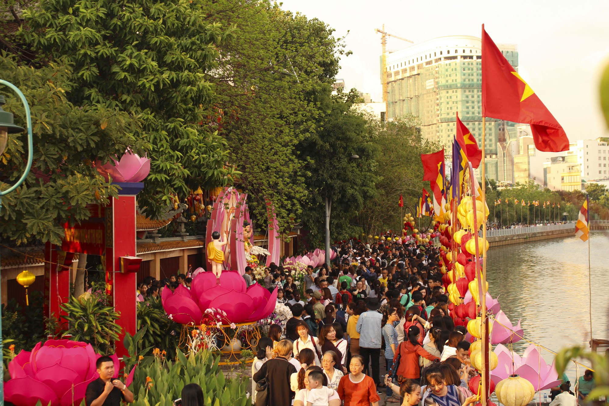 Chùa Pháp Hoa lung linh ngọn đèn hoa đăng ngày lễ Phật Đản - Ảnh 2. Chùa Pháp Hoa lung linh ngọn đèn hoa đăng ngày lễ Phật Đản - Ảnh 2.