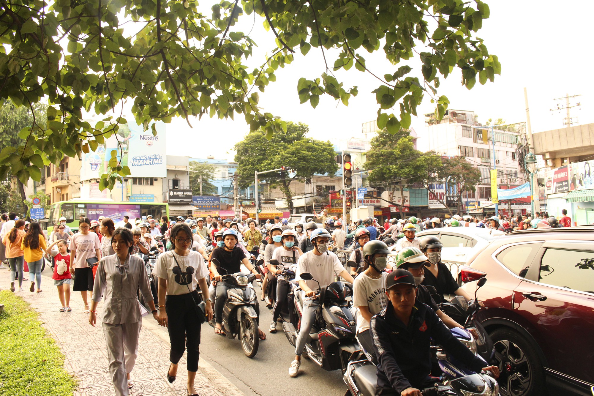 Chùa Pháp Hoa lung linh ngọn đèn hoa đăng ngày lễ Phật Đản - Ảnh 3. Chùa Pháp Hoa lung linh ngọn đèn hoa đăng ngày lễ Phật Đản - Ảnh 3.
