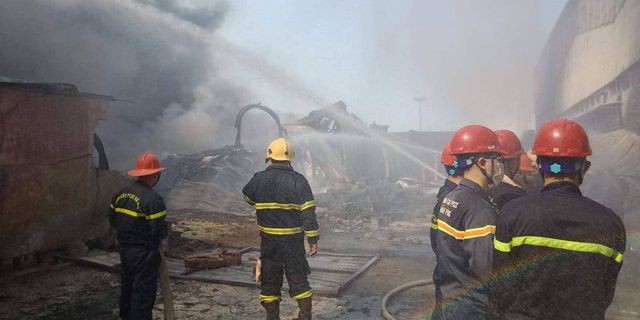 Cháy lớn kho hàng nằm gần cây xăng ở Hải Phòng - Ảnh 10. Cháy lớn kho hàng nằm gần cây xăng ở Hải Phòng - Ảnh 10.