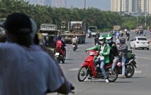 Người dân 'thi nhau' vượt đèn đỏ ở Hà Nội vì nắng nóng, tia UV nguy cơ gây hại cao?