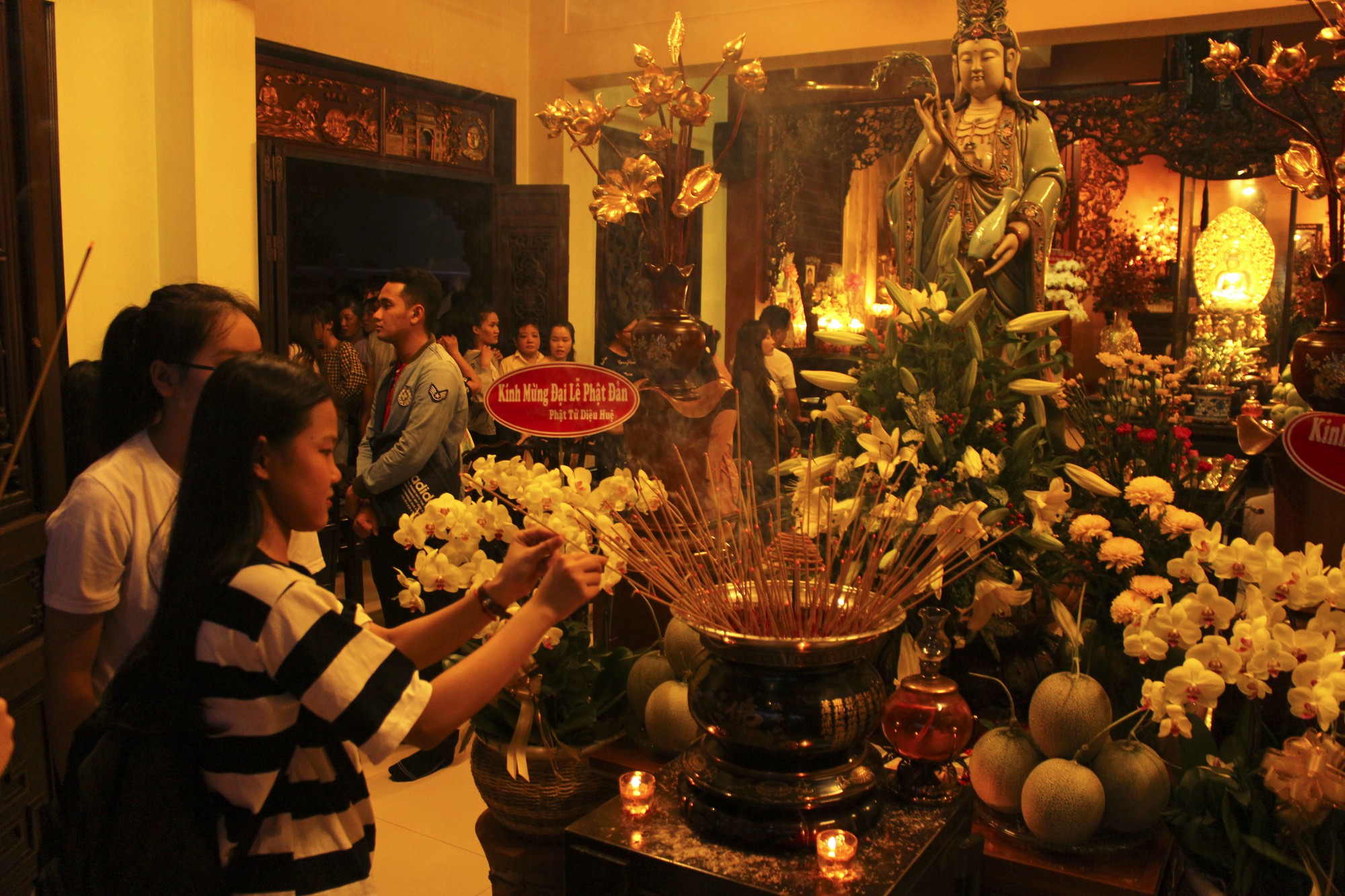 Chùa Pháp Hoa lung linh ngọn đèn hoa đăng ngày lễ Phật Đản - Ảnh 6. Chùa Pháp Hoa lung linh ngọn đèn hoa đăng ngày lễ Phật Đản - Ảnh 6.