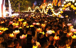 Chùa Pháp Hoa lung linh ngọn đèn hoa đăng ngày lễ Phật Đản