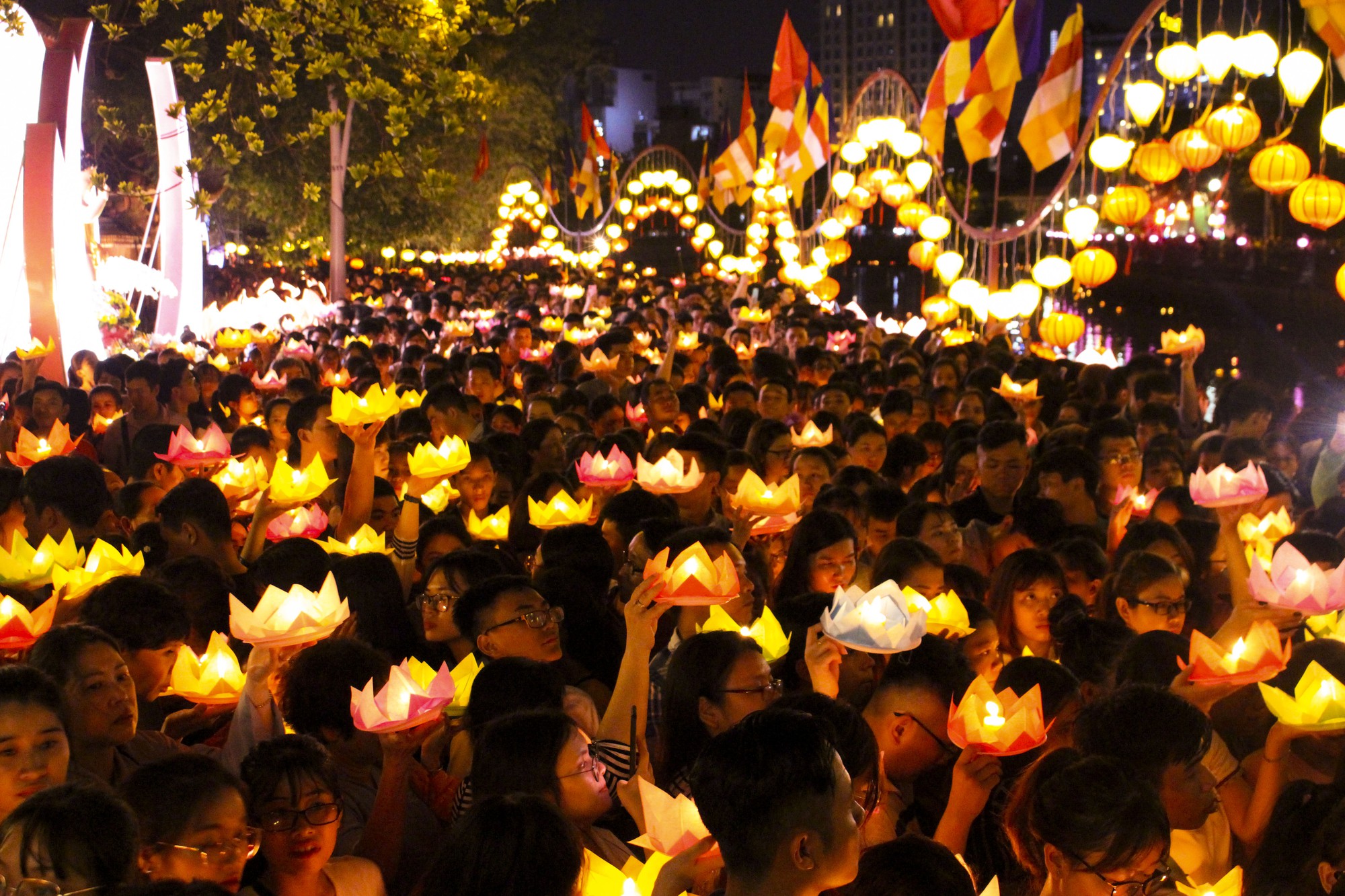 Chùa Pháp Hoa lung linh ngọn đèn hoa đăng ngày lễ Phật Đản - Ảnh 12. Chùa Pháp Hoa lung linh ngọn đèn hoa đăng ngày lễ Phật Đản - Ảnh 12.