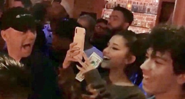 Cộng đồng LGBT thế giới hôm nay (18/5): Ariana Grande bất ngờ xuất hiện tại hộp đêm đồng tính - Ảnh 1. Cộng đồng LGBT thế giới hôm nay (18/5): Ariana Grande bất ngờ xuất hiện tại hộp đêm đồng tính - Ảnh 1.