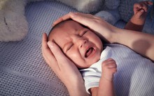 Bé nổi rôm khắp người, ngứa ngáy quấy khóc cả đêm khi hè đến, bố mẹ cẩn thận bảo vệ sức khỏe cho con