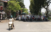 Những cảnh 'trốn nắng' khi chờ đèn đỏ của người dân Thủ đô dưới thời tiết nắng nóng