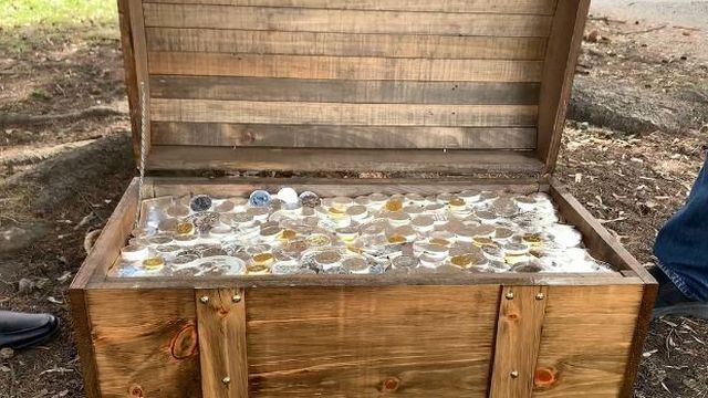 Công ty chôn kho báu đầy vàng, bạc trị giá 2,3 tỉ đồng để mọi người săn lùng - Ảnh 1.