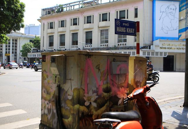 Hà Nội: Hàng loạt bốt điện quanh hồ Gươm bị bôi bẩn - Ảnh 1. Hà Nội: Hàng loạt bốt điện quanh hồ Gươm bị bôi bẩn - Ảnh 1.