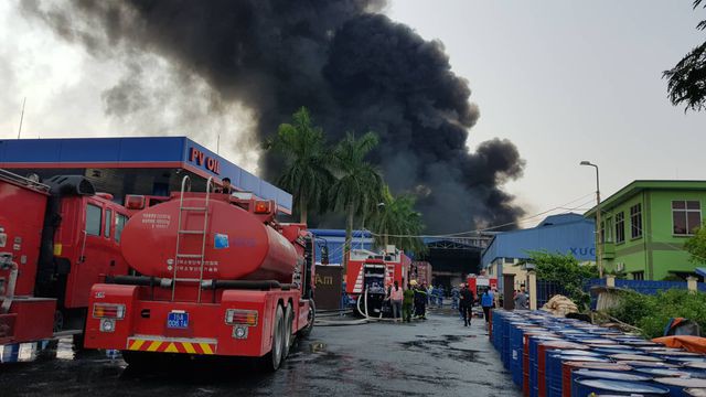 Cháy lớn kho hàng nằm gần cây xăng ở Hải Phòng - Ảnh 1. Cháy lớn kho hàng nằm gần cây xăng ở Hải Phòng - Ảnh 1.