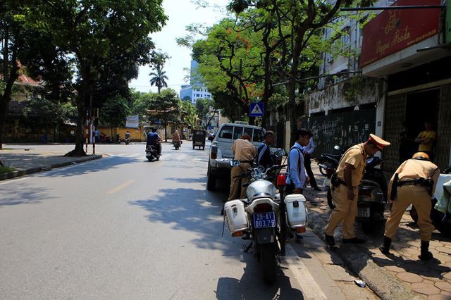 Theo chân CSGT Hà Nội xử lý tài xế vừa rời quán nhậu - Ảnh 1. Theo chân CSGT Hà Nội xử lý tài xế vừa rời quán nhậu - Ảnh 1.