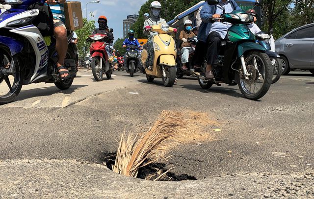 Hố tử thần xuất hiện ở trung tâm Sài Gòn, nhiều người tai nạn oan - Ảnh 1. Hố tử thần xuất hiện ở trung tâm Sài Gòn, nhiều người tai nạn oan - Ảnh 1.