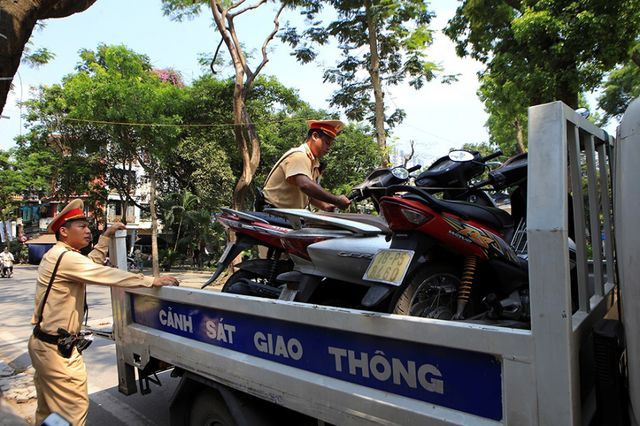 Theo chân CSGT Hà Nội xử lý tài xế vừa rời quán nhậu - Ảnh 10. Theo chân CSGT Hà Nội xử lý tài xế vừa rời quán nhậu - Ảnh 10.