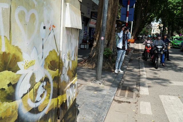 Hà Nội: Hàng loạt bốt điện quanh hồ Gươm bị bôi bẩn - Ảnh 2. Hà Nội: Hàng loạt bốt điện quanh hồ Gươm bị bôi bẩn - Ảnh 2.