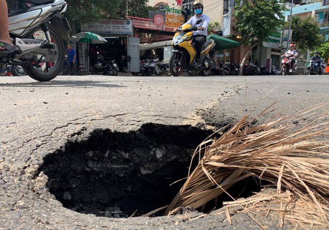 Hố tử thần xuất hiện ở trung tâm Sài Gòn, nhiều người tai nạn oan - Ảnh 2. Hố tử thần xuất hiện ở trung tâm Sài Gòn, nhiều người tai nạn oan - Ảnh 2.