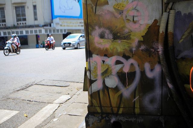 Hà Nội: Hàng loạt bốt điện quanh hồ Gươm bị bôi bẩn - Ảnh 3. Hà Nội: Hàng loạt bốt điện quanh hồ Gươm bị bôi bẩn - Ảnh 3.