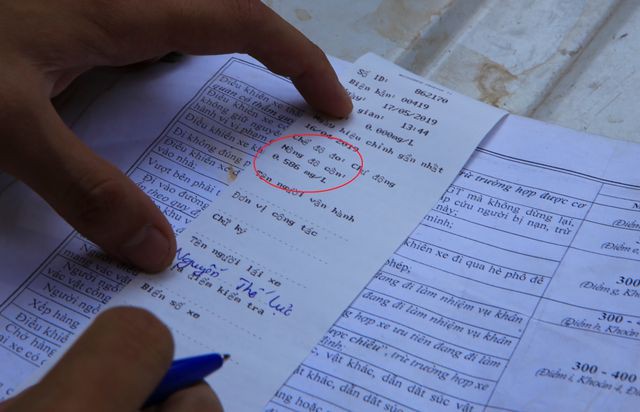 Theo chân CSGT Hà Nội xử lý tài xế vừa rời quán nhậu - Ảnh 4. Theo chân CSGT Hà Nội xử lý tài xế vừa rời quán nhậu - Ảnh 4.