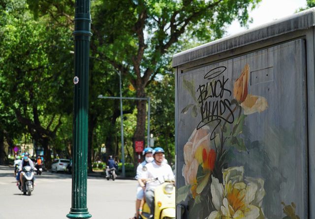 Hà Nội: Hàng loạt bốt điện quanh hồ Gươm bị bôi bẩn - Ảnh 6. Hà Nội: Hàng loạt bốt điện quanh hồ Gươm bị bôi bẩn - Ảnh 6.