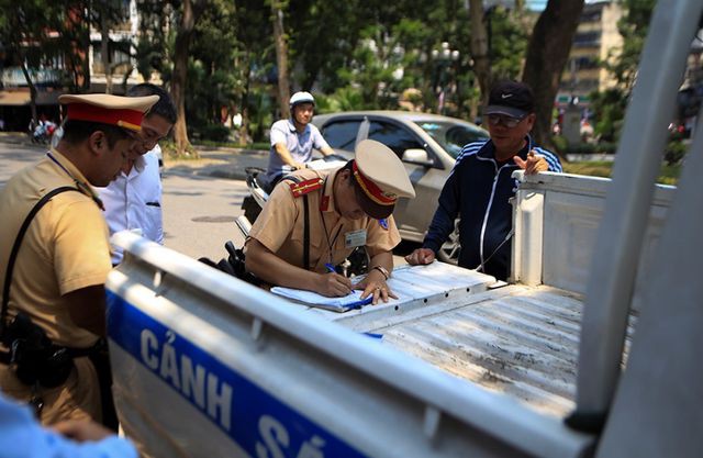 Theo chân CSGT Hà Nội xử lý tài xế vừa rời quán nhậu - Ảnh 7. Theo chân CSGT Hà Nội xử lý tài xế vừa rời quán nhậu - Ảnh 7.