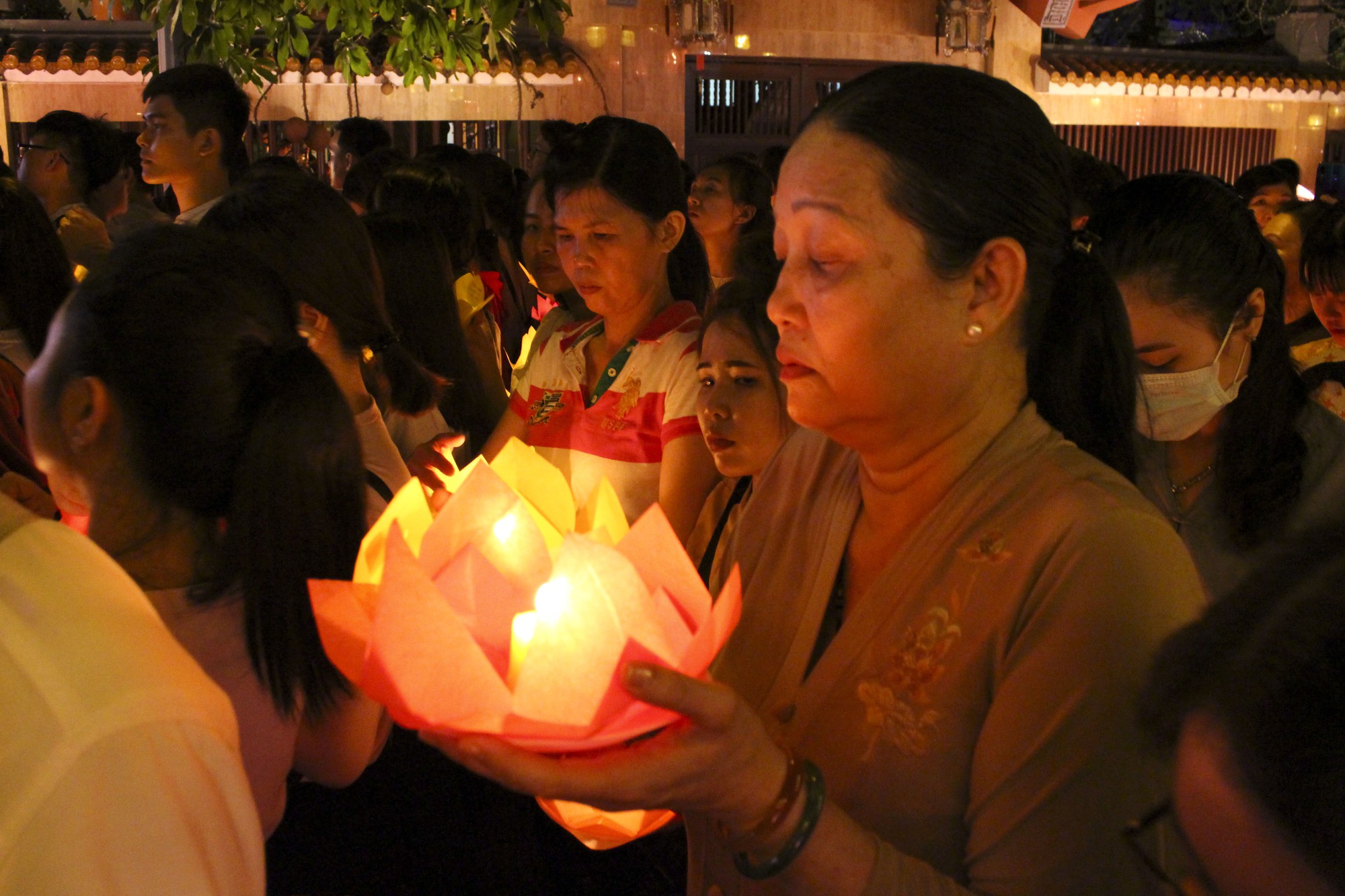 Chùa Pháp Hoa lung linh ngọn đèn hoa đăng ngày lễ Phật Đản - Ảnh 11. Chùa Pháp Hoa lung linh ngọn đèn hoa đăng ngày lễ Phật Đản - Ảnh 11.