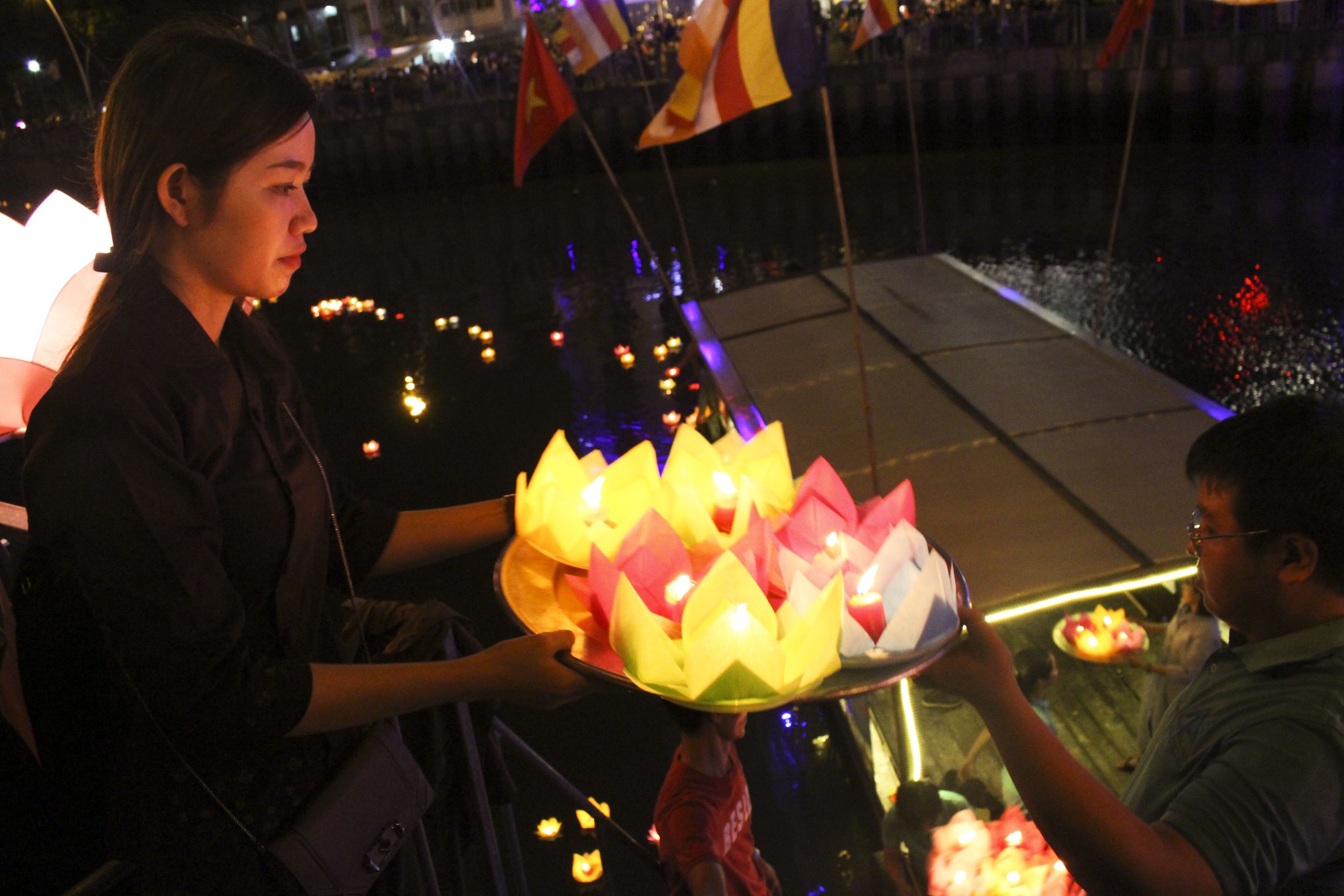 Chùa Pháp Hoa lung linh ngọn đèn hoa đăng ngày lễ Phật Đản - Ảnh 13. Chùa Pháp Hoa lung linh ngọn đèn hoa đăng ngày lễ Phật Đản - Ảnh 13.