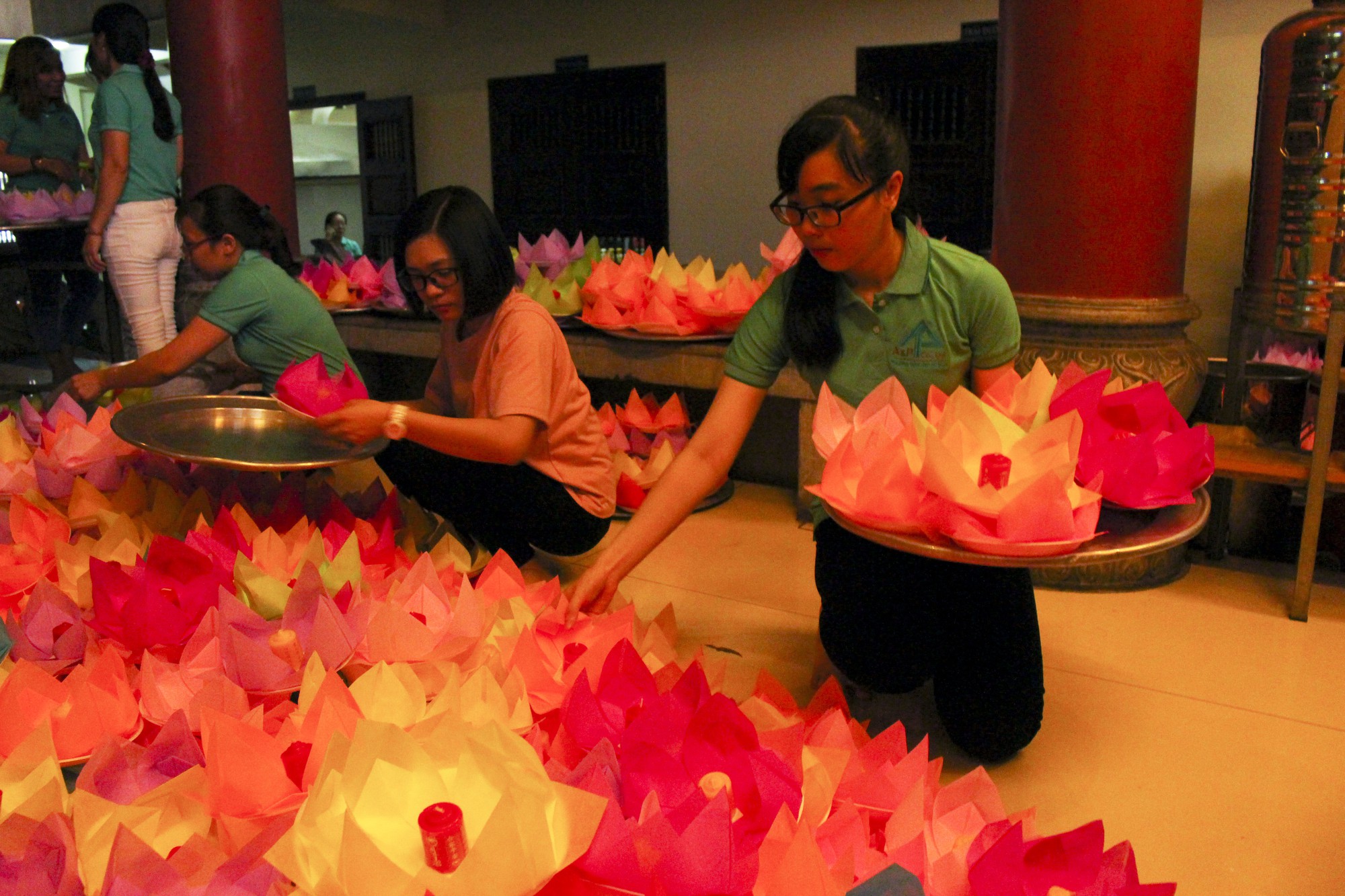 Chùa Pháp Hoa lung linh ngọn đèn hoa đăng ngày lễ Phật Đản - Ảnh 7. Chùa Pháp Hoa lung linh ngọn đèn hoa đăng ngày lễ Phật Đản - Ảnh 7.
