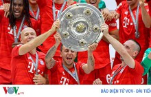 Chùm ảnh Bayern Munich đăng quang Bundesliga ngày chia tay “Robbery“