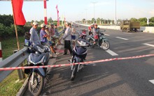 Người dân háo hức chờ lên cầu Vàm Cống
