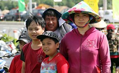 Dân miền Tây ùn ùn tham quan cầu Vàm Cống