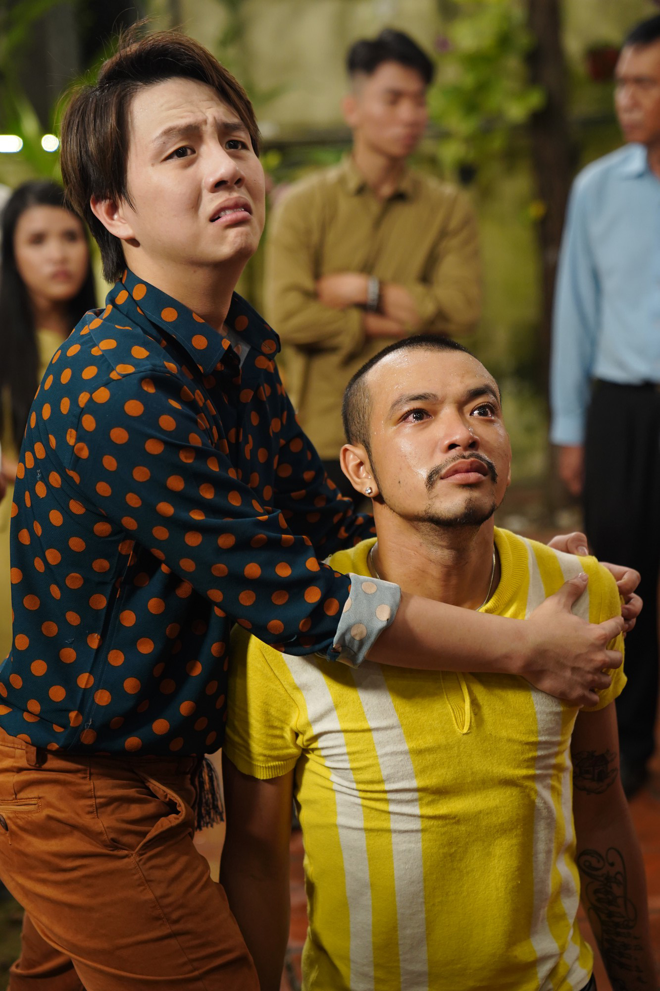 Hành trình đầy gian nan của cặp vợ chồng LGBT Bình và Phong trong phim Ước hẹn mùa thu - Ảnh 6. Hành trình đầy gian nan của cặp vợ chồng LGBT Bình và Phong trong phim Ước hẹn mùa thu - Ảnh 6.