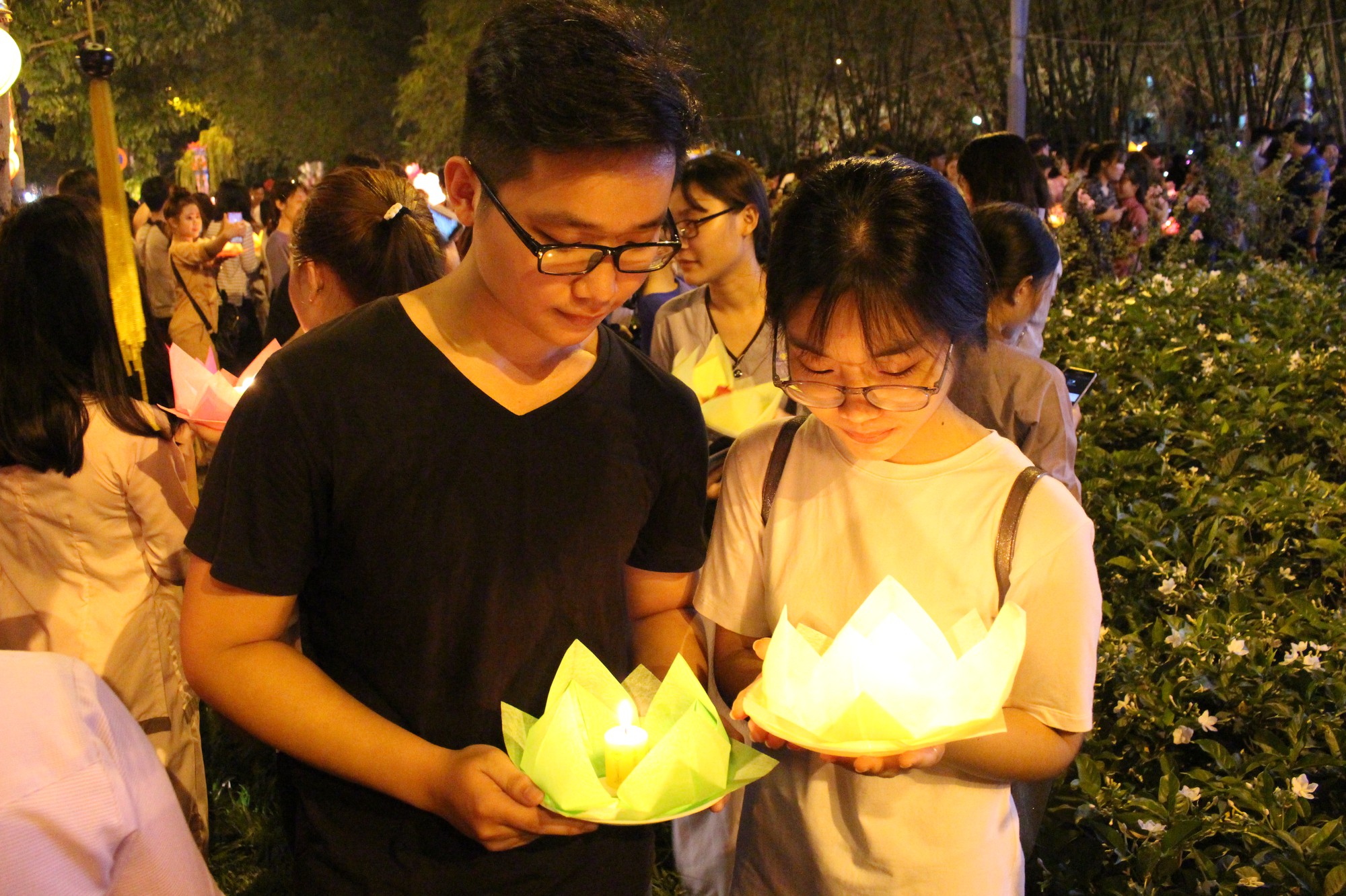 Chùa Pháp Hoa lung linh ngọn đèn hoa đăng ngày lễ Phật Đản - Ảnh 9. Chùa Pháp Hoa lung linh ngọn đèn hoa đăng ngày lễ Phật Đản - Ảnh 9.