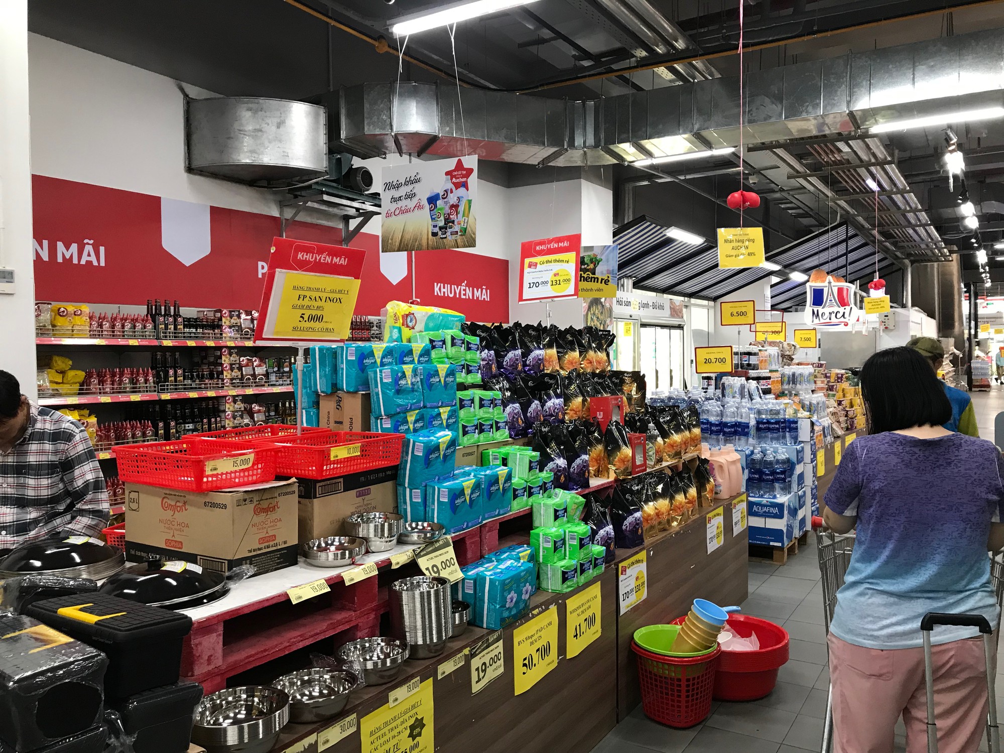 Siêu thị Auchan vắng vẻ sau tuyên bố rút khỏi Việt Nam, gấp rút xả hàng để đóng cửa đầu tháng 6 tới - Ảnh 1. Siêu thị Auchan vắng vẻ sau tuyên bố rút khỏi Việt Nam, gấp rút xả hàng để đóng cửa đầu tháng 6 tới - Ảnh 1.