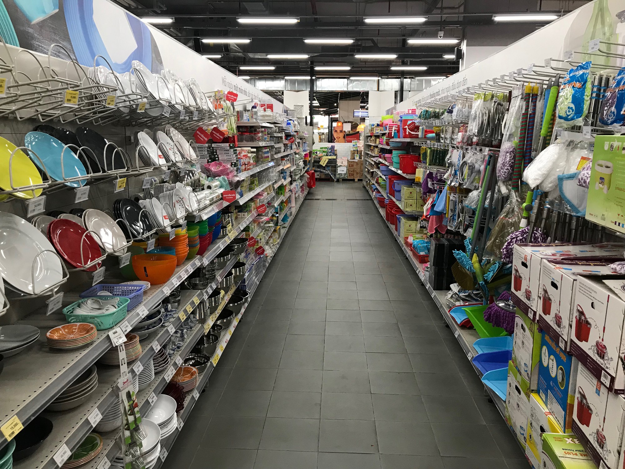 Siêu thị Auchan vắng vẻ sau tuyên bố rút khỏi Việt Nam, gấp rút xả hàng để đóng cửa đầu tháng 6 tới - Ảnh 2. Siêu thị Auchan vắng vẻ sau tuyên bố rút khỏi Việt Nam, gấp rút xả hàng để đóng cửa đầu tháng 6 tới - Ảnh 2.