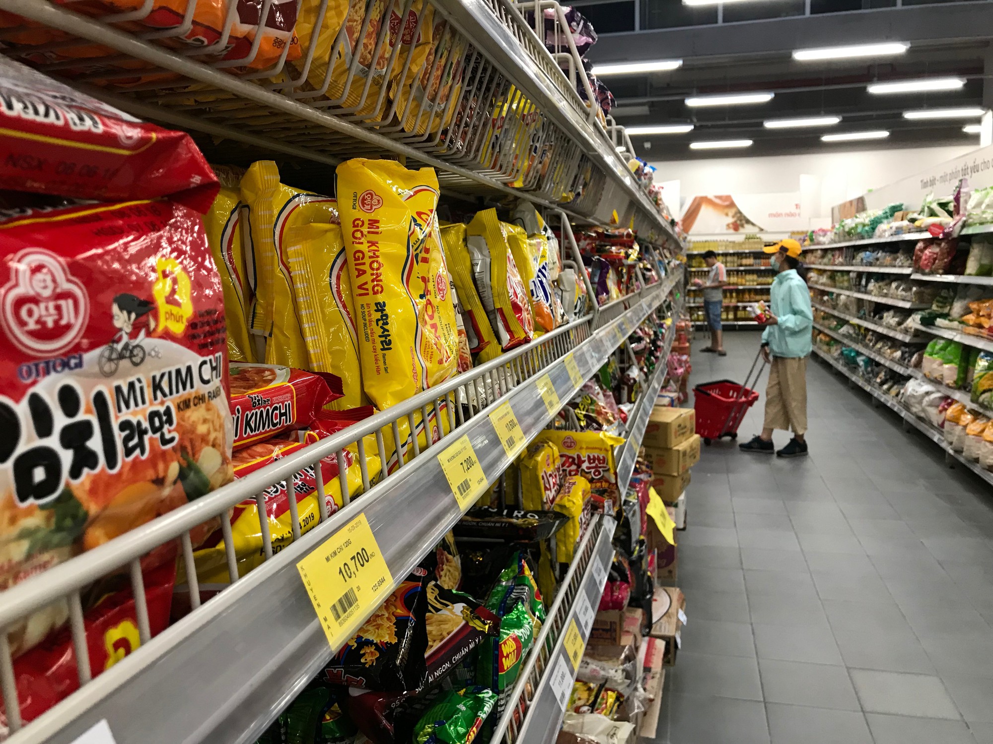 Siêu thị Auchan vắng vẻ sau tuyên bố rút khỏi Việt Nam, gấp rút xả hàng để đóng cửa đầu tháng 6 tới - Ảnh 3. Siêu thị Auchan vắng vẻ sau tuyên bố rút khỏi Việt Nam, gấp rút xả hàng để đóng cửa đầu tháng 6 tới - Ảnh 3.